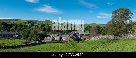 Panoramablick auf das Dorf Stainforth, Yorkshire Dales, Großbritannien. Stockfoto