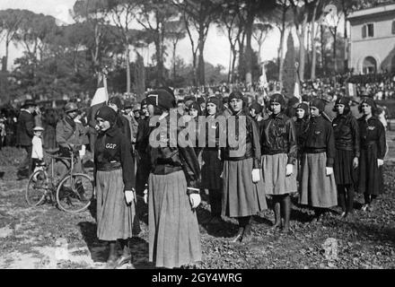 „am 15. April 1923 versammelten sich die italienischen Faschisten, die nur wenige Monate an der Macht waren, zu einer großen Kundgebung auf der Piazza di Siena im Park der Villa Borghese in Rom, mit ihrem „Duce“ Mussolini. Das Bild zeigt eine Gruppe von Frauen auf dem Sportplatz. Durch das Tragen schwarzer Hemden (sogenannter schwarzer Hemden) drücken sie ihre Sympathie für die faschistische Ideologie aus. Im Hintergrund rechts befindet sich das Casino dell'orologio. [Automatisierte Übersetzung]' Stockfoto