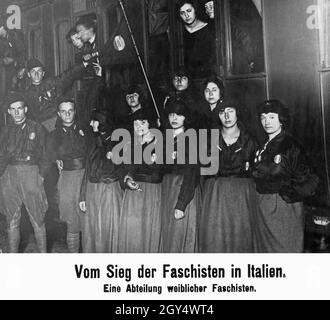 'Mit dem 'Marsch auf Rom' Ende Oktober 1922 gelang es den Faschisten unter Benito Mussolini, die italienische Regierung zu übernehmen. Das Bild wurde nach dem ''Sieg''' der Faschisten aufgenommen und zeigt eine Sektion von Faschistinnen, die vor einer Prozession stehen und die neuen Bedingungen in Italien feiern. Mit ihren schwarzen Hemden (sogenannten schwarzen Hemden) drücken sie ihre Sympathie für die faschistische Ideologie aus. Links von ihnen stehen ein paar männliche schwarze Hemden. [Automatisierte Übersetzung]' Stockfoto