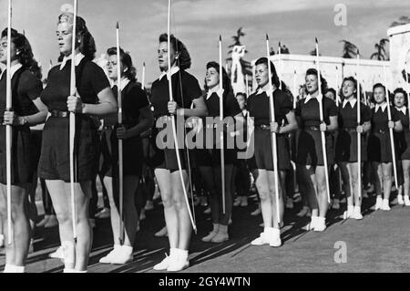 Am 23. Mai 1940 versammelten sich junge Frauen der Gioventu Italyana del Littorio, Italiens faschistischer Jugendorganisation, in Rom im Foro Mussolini (heute Foro Italico). Sie haben sich im Marble Stadium vor dem Publikum aufgestellt. Anlass ist der Besuch einer japanischen Delegation in Rom. [Automatisierte Übersetzung] Stockfoto