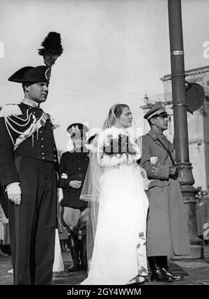 Am 31. Januar 1942 fanden in der Kirche Santa Maria del Carmine Maggiore in Neapel vier Hochzeiten statt. Bei dieser Gelegenheit wurden vier Soldaten, die an der Front für Italien waren, per Fernehe mit ihren Frauen verheiratet. Die Soldaten gaben ihre Autorität für die Ehe per Radioübertragung. Das Bild zeigt den Hochzeitszug der Bräute auf der Piazza del Carmine. Angehörige der Armee begleiten die Frauen in die Kirche. [Automatisierte Übersetzung] Stockfoto