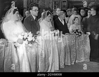 Am 31. Januar 1942 fanden in der Kirche Santa Maria del Carmine Maggiore in Neapel vier Hochzeiten statt. Bei dieser Gelegenheit wurden vier Soldaten, die an der Front für Italien waren, per Fernehe mit ihren Frauen verheiratet. Die Soldaten gaben ihre Autorität für die Ehe per Radioübertragung. Das Bild zeigt die Zeremonie in der Kirche, an der die Bräute ohne ihre zukünftigen Ehemänner teilnehmen müssen. [Automatisierte Übersetzung] Stockfoto