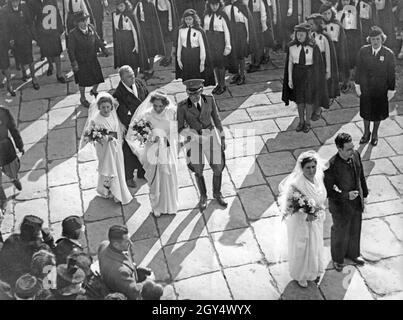 Am 31. Januar 1942 fanden in der Kirche Santa Maria del Carmine Maggiore in Neapel vier Hochzeiten statt. Bei dieser Gelegenheit wurden vier Soldaten, die an der Front für Italien waren, per Fernehe mit ihren Frauen verheiratet. Die Soldaten gaben ihre Autorität für die Ehe per Radioübertragung. Das Bild zeigt den Hochzeitszug der Bräute auf der Piazza del Carmine. Eine Abteilung der Giovani Italiane hat sich in Formation auf dem Platz aufgestellt. [Automatisierte Übersetzung] Stockfoto