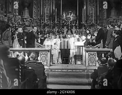 Am 31. Januar 1942 fanden in der Kirche Santa Maria del Carmine Maggiore in Neapel vier Hochzeiten statt. Bei dieser Gelegenheit wurden vier Soldaten, die an der Front für Italien waren, per Fernehe mit ihren Frauen verheiratet. Die Soldaten gaben ihre Autorität für die Ehe per Radioübertragung. Das Bild zeigt die Zeremonie in der Kirche, wo die Bräute allein vor dem Altar sitzen. [Automatisierte Übersetzung] Stockfoto