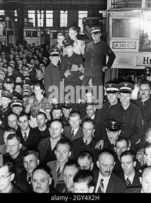 Die Arbeiter hören sich eine Rede von Joseph Goebbels während des Firmenaufrufs im BVG-Busdepot in der Helmholtzstraße, Berlin, an. [Automatisierte Übersetzung] Stockfoto