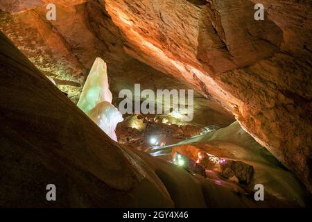 Massive Eisformationen und eine hohe Eisspitze im Parzivaldom an der Dachstein Rieseneishöhle, einer riesigen Eishöhle in den österreichischen Alpen Stockfoto