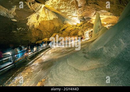 Massive Eisformationen und eine hohe Eisspitze im Parzivaldom an der Dachstein Rieseneishöhle, einer riesigen Eishöhle in den österreichischen Alpen Stockfoto