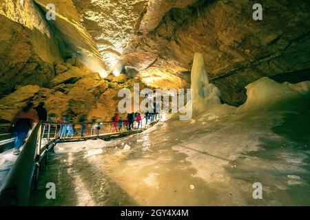 Massive Eisformationen und eine hohe Eisspitze im Parzivaldom an der Dachstein Rieseneishöhle, einer riesigen Eishöhle in den österreichischen Alpen Stockfoto