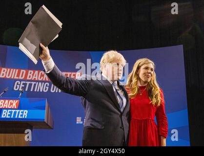 Der britische Premierminister Boris Johnson wird von seiner Frau Carrie begleitet, nachdem er seine Rede auf der Konferenz der Konservativen Partei in Manchester gehalten hat. Stockfoto