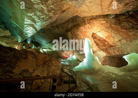 Massive Eisformationen und eine hohe Eisspitze im Parzivaldom an der Dachstein Rieseneishöhle, einer riesigen Eishöhle in den österreichischen Alpen Stockfoto