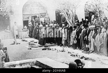 Kurz nach dem Eintritt der Türkei in den Ersten Weltkrieg neben Deutschland feiern einige Muslime einen Gottesdienst in der Moschee von Shiraz in Persien. Sie beten für den Sieg der türkischen Waffen. [Automatisierte Übersetzung] Stockfoto