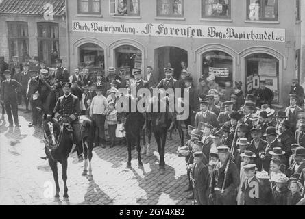 Prinz Heinrich (zu Pferd) nimmt bei Manövern der deutschen Marine in Apenrade eine Parade ab. Apenrade war vor den Abstimmungen nach dem Ersten Weltkrieg Teil Deutschlands. Undatierte Fotografie. [Automatisierte Übersetzung] Stockfoto