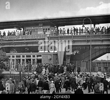 Am Ende ihrer Schicht strömen Arbeiter zum Wernerwerk-Stadtbahnhof in Siemensstadt, Berlin. [Automatisierte Übersetzung] Stockfoto