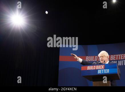 Der britische Premierminister Boris Johnson hält seine Rede auf der Konferenz der Konservativen Partei in Manchester. Stockfoto