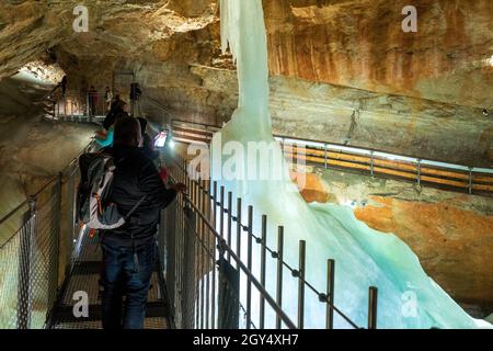 Touristen überqueren eine Seilbrücke am Tristandom in der Dachstein Rieseneishöhle, einer riesigen Eishöhle in den österreichischen Alpen, Obertraun, Österreich Stockfoto