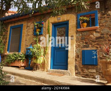 Farbenfrohes Haus im Dorf Collioure, Mittelmeerküste, Departement Pyrénées-Orientales, Südfrankreich Stockfoto