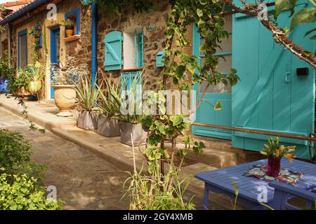 Farbenfrohes Haus im Dorf Collioure, Mittelmeerküste, Departement Pyrénées-Orientales, Südfrankreich Stockfoto