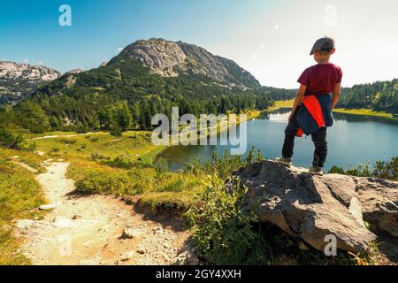 Wanderjunge hoch über dem Großsee mit dem Traweng im Hintergrund, Tauplitzalm, Tauplitz, Ausseer Land, Österreich Stockfoto