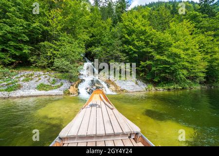 Wasserfall (Traun-Ursprung), der in den legendären Toplitz-See, Ausseer Land, Steiermark, Österreich, von einem traditionellen Boot Plätzte aus gesehen, einstürzt Stockfoto