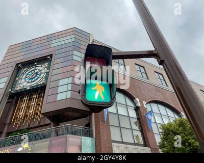 Yokohama, Japan - 22. November 2019: Die grüne Ampel in der Stadt Yokohama Stockfoto