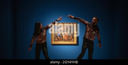 National Gallery, London, Großbritannien. 7. Oktober 2021. Die neue Ausstellung Poussin und der Tanz der Nationalgalerie (9. Oktober 2021-2. Januar 2022), die gemeinsam mit dem J. Paul Getty Museum in L.A. organisiert wurde, mit tableau-Performances zeitgenössischer Künstler, im Hintergrund Nicolas Poussin, A Dance to the Music of Time, (ca. 1634-6), Treuhänder der Wallace Collection. Zum ersten Mal in ihrer 121-jährigen Geschichte hat die Wallace Collection dieses Werk, Poussins‘berühmteste Tanzbild, verliehen. Quelle: Malcolm Park/Alamy Live News. Stockfoto