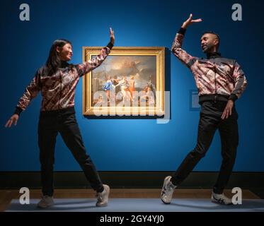 National Gallery, London, Großbritannien. 7. Oktober 2021. Die neue Ausstellung Poussin und der Tanz der Nationalgalerie (9. Oktober 2021-2. Januar 2022), die gemeinsam mit dem J. Paul Getty Museum in L.A. organisiert wurde, mit tableau-Performances zeitgenössischer Künstler, im Hintergrund Nicolas Poussin, A Dance to the Music of Time, (ca. 1634-6), Treuhänder der Wallace Collection. Zum ersten Mal in ihrer 121-jährigen Geschichte hat die Wallace Collection dieses Werk, Poussins‘berühmteste Tanzbild, verliehen. Quelle: Malcolm Park/Alamy Live News. Stockfoto