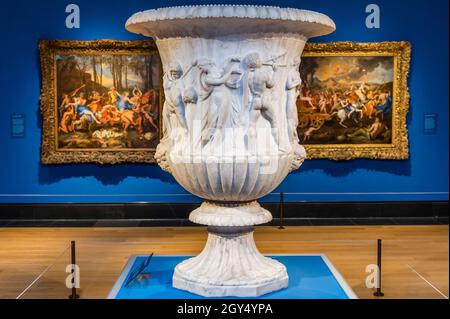 London, Großbritannien. Oktober 2021. Die Borghese Vase, 1. Jahrhundert v. Chr. und einige der 'Triumph' Werke (einschließlich Pan und Bacchus beide 1636) - Poussin und der Tanz in der Nationalgalerie. Kredit: Guy Bell/Alamy Live Nachrichten Stockfoto