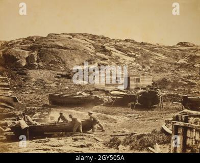 Ein Vintage-Foto aus dem Jahr 1864 von einem Walfang- oder Fischercamp in Labrador, Neufundland, bei dem Männer ein Boot zum Strand schieben, um auf eine Jagd zu gehen Stockfoto