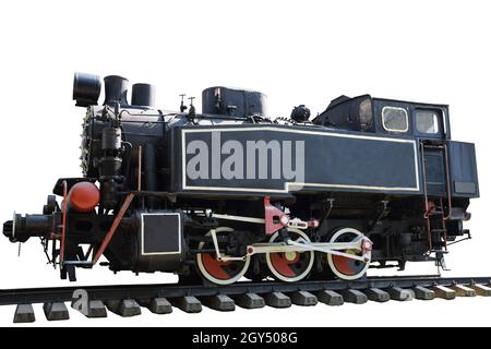 Eine alte Dampflokomotive ohne Waggons steht in der hellen Sonne auf Schienen auf einem sauberen weißen Hintergrund mit Ausschnitt. Von der Seite fotografiert Stockfoto