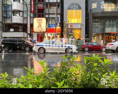 Tokio, Japan - 22.November 2019: Toyota Polizeiauto auf der Straße von Tokio Stockfoto