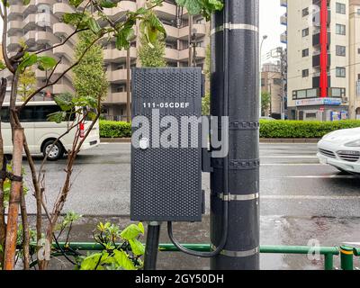 Tokio, Japan - 23. November 2019: Kürzlich installierte, verschlossene Steuerungssysteme für Gehäuse von Straßenschränken Stockfoto