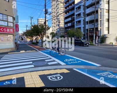 Tokio, Japan - 17. November 2019: Fahrrad- und Fußgängerstraße auf dem Bürgersteig in Tokio Stockfoto