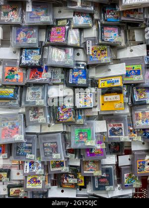 Tokio, Japan - 19. November 2019: Eine Studioaufnahme eines Haufen Nintendo-Spiele, die von oben geschossen wurden Stockfoto