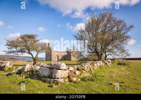 Capel Lligwy, eine ruinierte Kapelle aus dem 12. Jahrhundert, in der Nähe von Rhos Lligwy auf Anglesey, Nordwales. Stockfoto