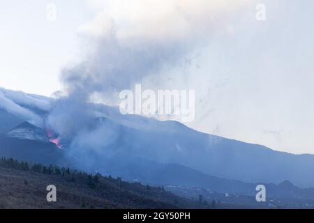 2021 Vulkanausbruch Cumbre Vieja (morgens von weitem gesehen) auf der Insel La Palma, einer der Kanarischen Inseln, die von Spanien regiert wird. Stockfoto