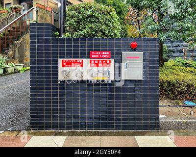 Tokio, Japan - 23. November 2019: Löschschlauch-Montagesystem auf der Straße von Tokio Stockfoto