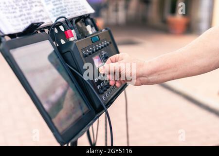 Nahaufnahme einer Person, die ein Gerät für ein Live-Konzert vorbereitet Stockfoto