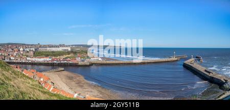 Panorama des Eingangs zum Whitby Harbour, North Yorkshire, bei Ebbe. Stockfoto