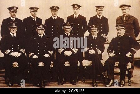 WWI - Admiral de Robeck (Mitte) und Mitarbeiter. ---- Admiral der Flotte Sir John Michael de Robeck, ( Baronet) 1862 – 1928 war ein gefeierter Offizier in der Royal Navy, der nach dem Krieg Oberbefehlshaber der Mittelmeerflotte, britischer Hochkommissar für die Türkei und später Oberbefehlshaber der Atlantischen Flotte wurde. Stockfoto