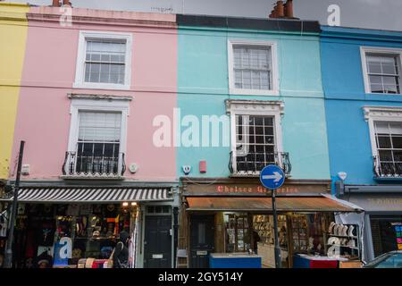 Farbenfrohe Pastelltöne auf Reihenhäusern an der Portobello Road, Royal Borough of Kensington and Chelsea, London, England, Großbritannien Stockfoto