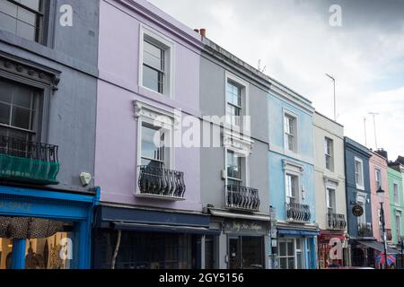 Farbenfrohe Pastelltöne auf Reihenhäusern an der Portobello Road, Royal Borough of Kensington and Chelsea, London, England, Großbritannien Stockfoto