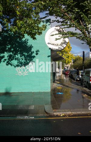 Westbourne Grove türkisfarbene Insel Wild at Heart Blumengeschäft und öffentliche Toilette, London, England, Großbritannien Stockfoto