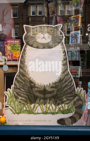 Judith Kerr's Mog the Forgetful Cat im Fenster des Barnes Bookshop, Church Road, Barnes, London, SW13, England, Großbritannien Stockfoto