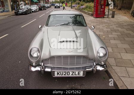 James Bond's Aston Martin DB5 parkte vor den Olympic Studios in Barnes, Südwesten Londons, England, Großbritannien Stockfoto