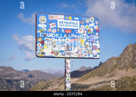 Straßenschild auf der Passstraße Col de la Lombarde Stockfoto