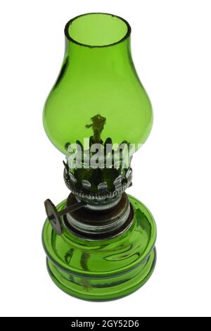 Kleine grüne Glas-Kerosin-Lampe auf einem sauberen weißen Hintergrund. Nahaufnahme fotografiert. Einzelnes Objekt Stockfoto