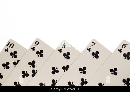 Am unteren Rand des Rahmens befindet sich eine Reihe schwarzer Spielkarten einer Kreuzfarbe. Darüber befindet sich ein leerer Platz für ein weißes Etikett zum Beschneiden Stockfoto