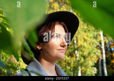 Frau Tourist in Hut mit breiter Krempe. Stockfoto