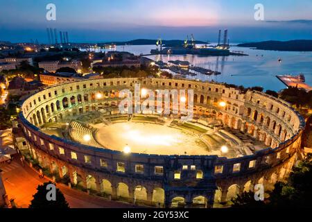 Arena Pula. Alte Ruinen des römischen Amphitheaters in Pula Luftbild am Abend, Istrien Region von Kroatien Stockfoto