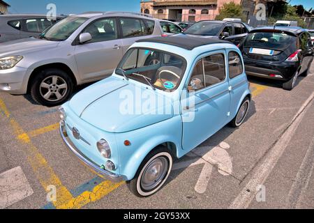 Triest, Italien, September 30 2021: Der ikonische italienische Fiat 500 in türkisblauer Farbansicht. Kleine romantische italienische Auto ist sehr berühmt für das Fahren nar Stockfoto